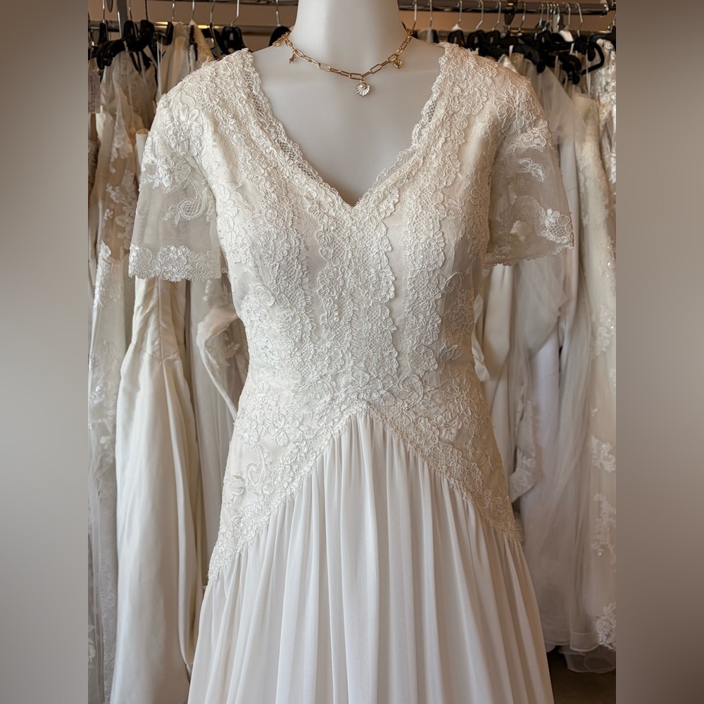 Ivory short sleeve modest sLace Wedding Dress - Picture 3 of 4
